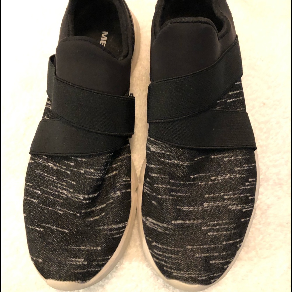 Tennis shoes